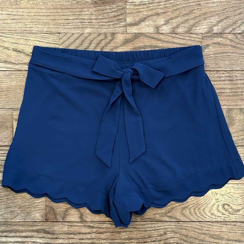 Sweet Wanderer Scalloped Tie Front Dress Shorts • size Medium